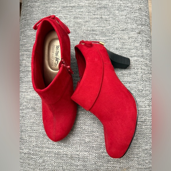 Coach and Four Red Suede Ankle Booties 3in Heel Size7.5 pre owned - Picture 5 of 10